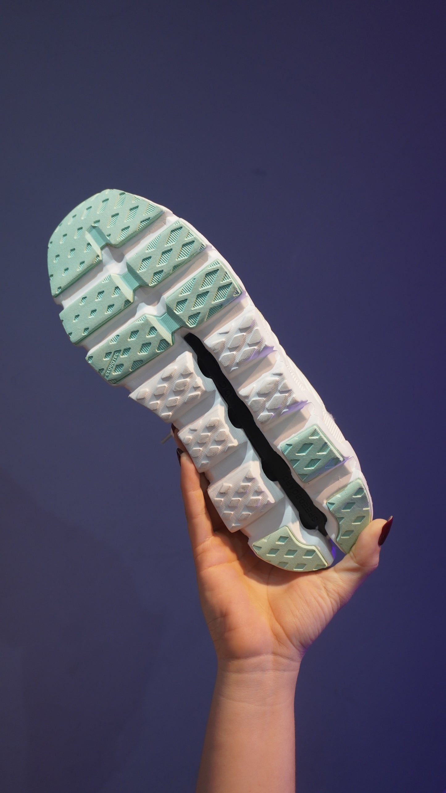 On Cloudswift 3 Mujer – Blanco/Marfil con Azul Menta, Ligereza y Rendimiento Urbano