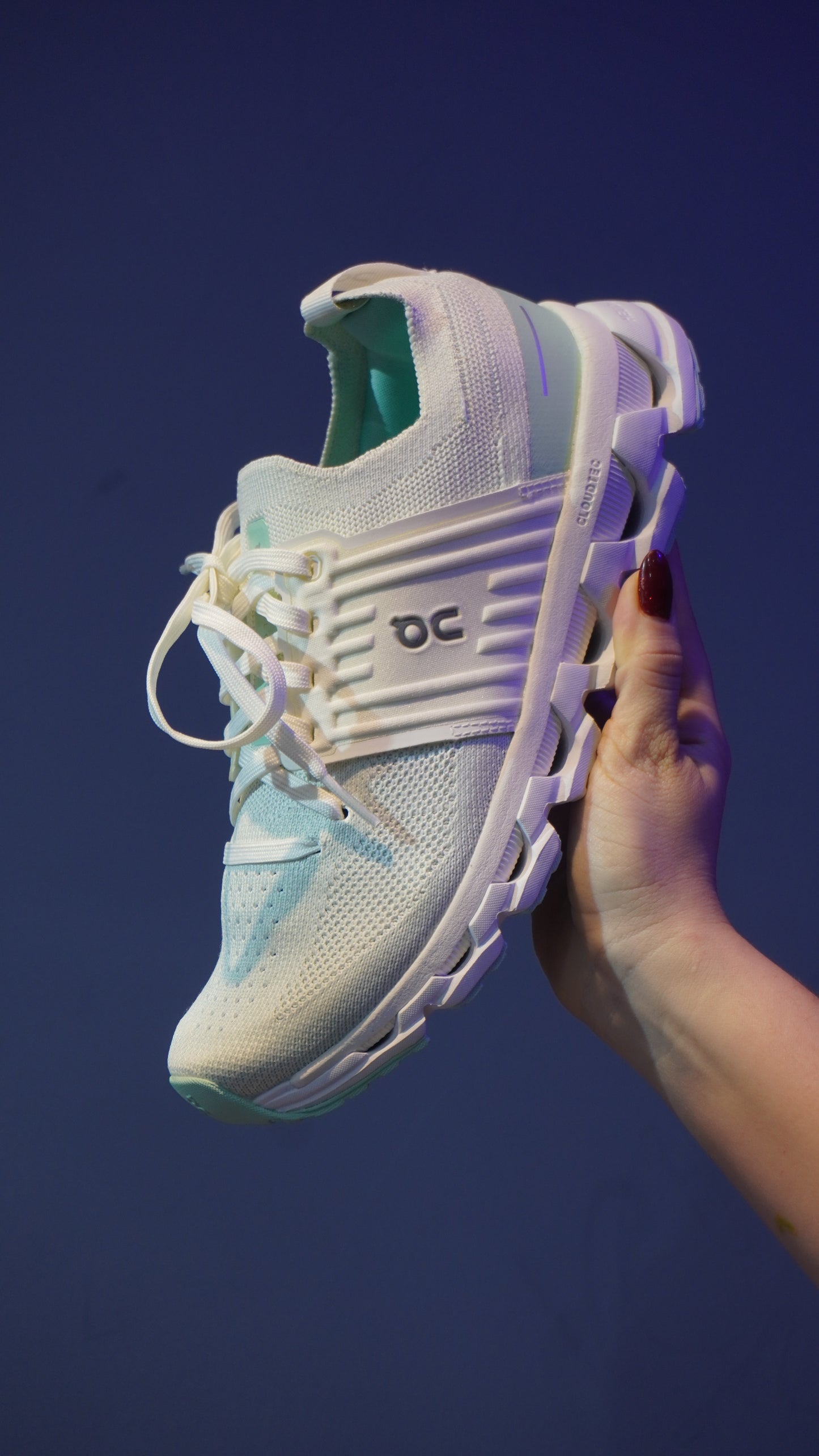 On Cloudswift 3 Mujer – Blanco/Marfil con Azul Menta, Ligereza y Rendimiento Urbano