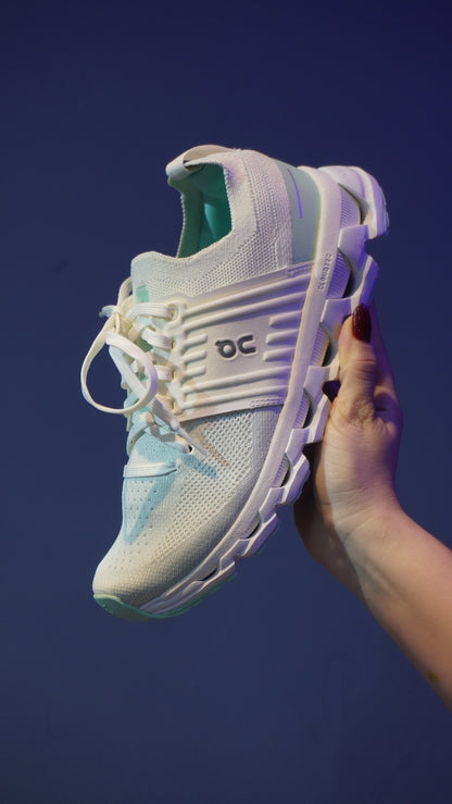 On Cloudswift 3 Mujer – Blanco/Marfil con Azul Menta, Ligereza y Rendimiento Urbano