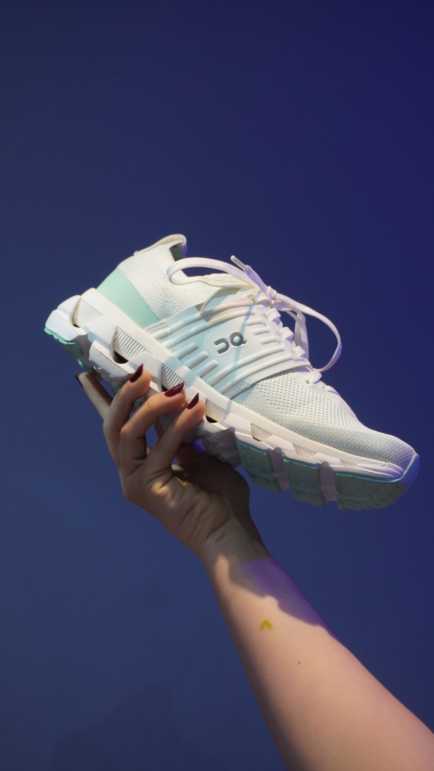 On Cloudswift 3 Mujer – Blanco/Marfil con Azul Menta, Ligereza y Rendimiento Urbano