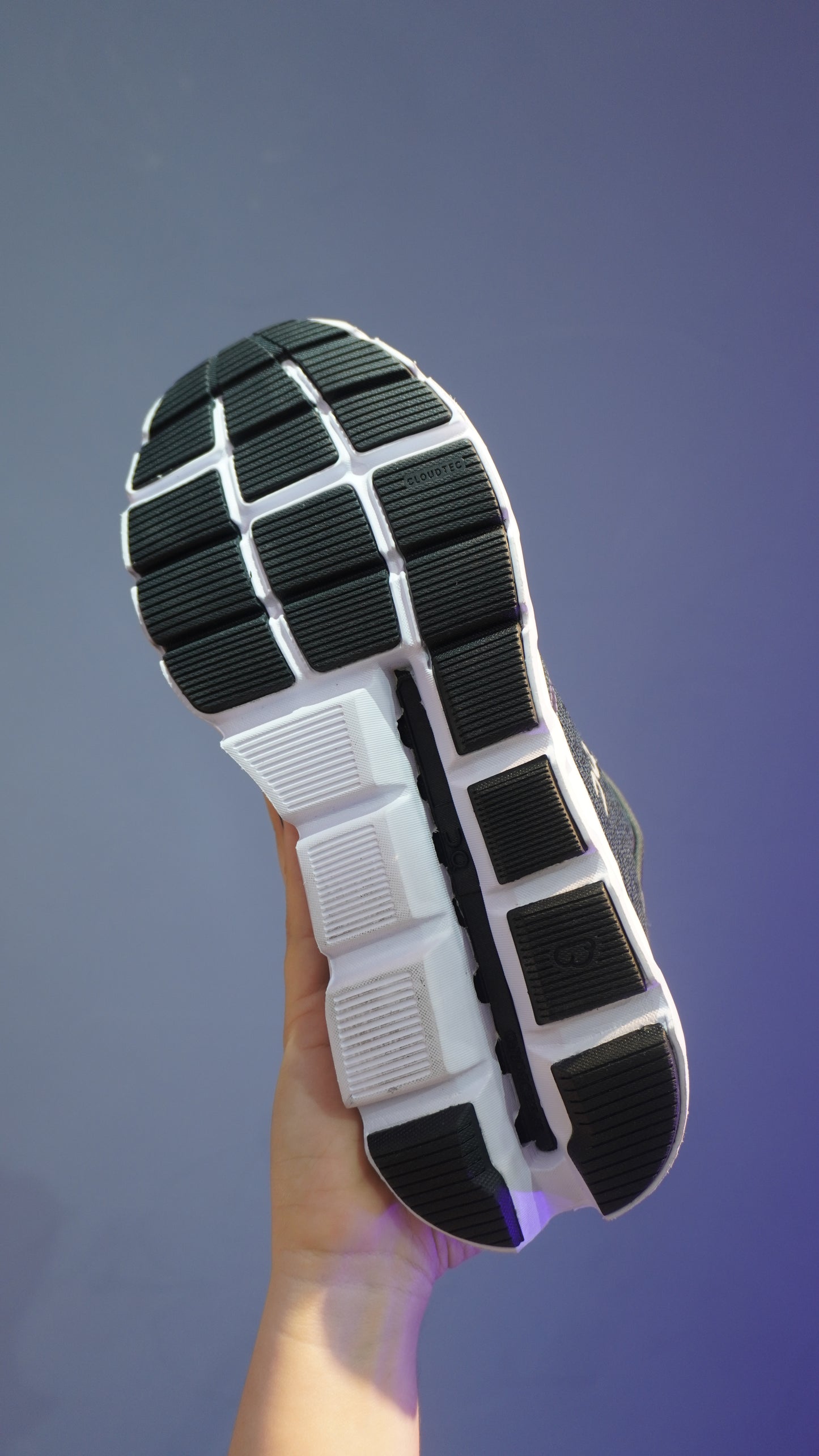 On Cloudstratus Mujer – Black/Gray, Doble Amortiguación y Máxima Estabilidad