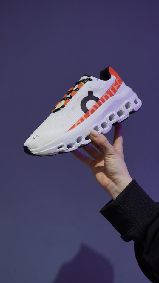 On Cloud Monster Mujer – Blanco con Naranja, Máximo Rebote y Comodidad