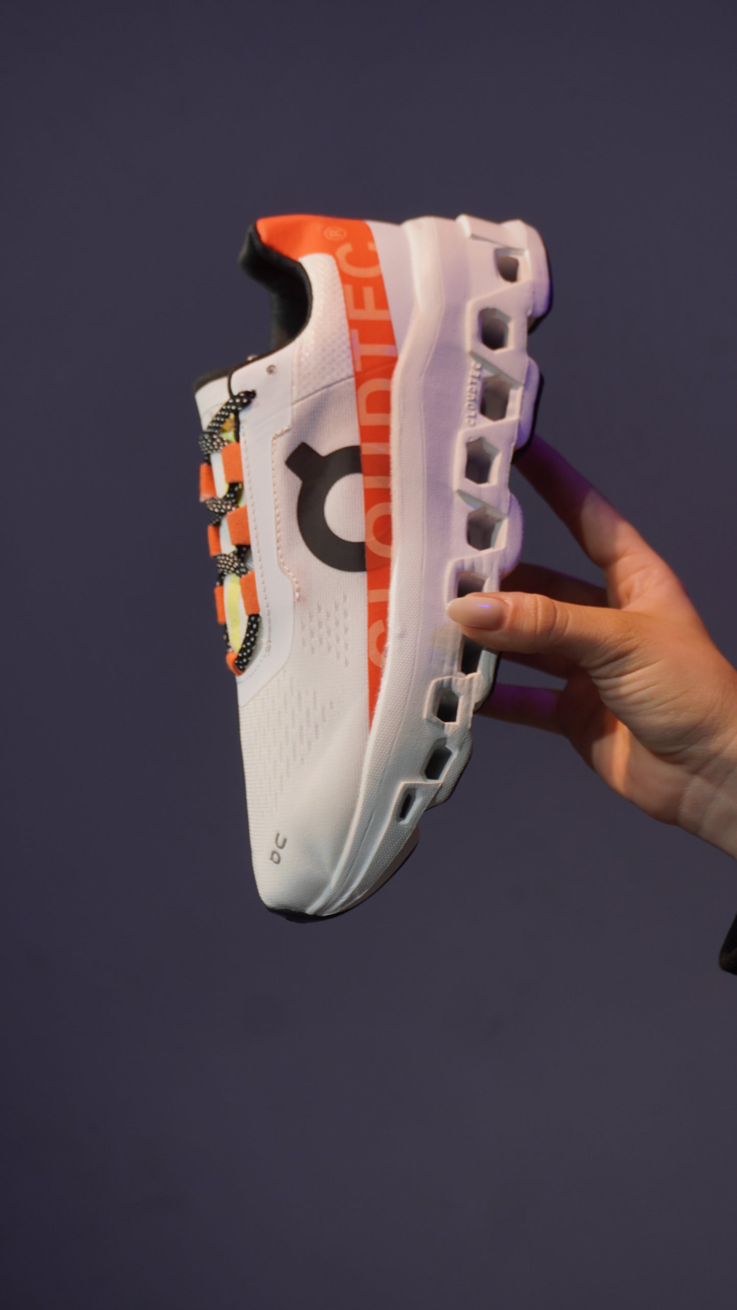 On Cloud Monster Mujer – Blanco con Naranja, Máximo Rebote y Comodidad