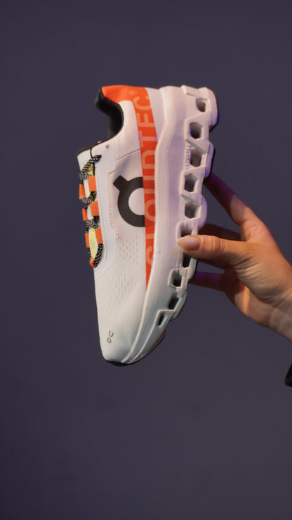 On Cloud Monster Mujer – Blanco con Naranja, Máximo Rebote y Comodidad