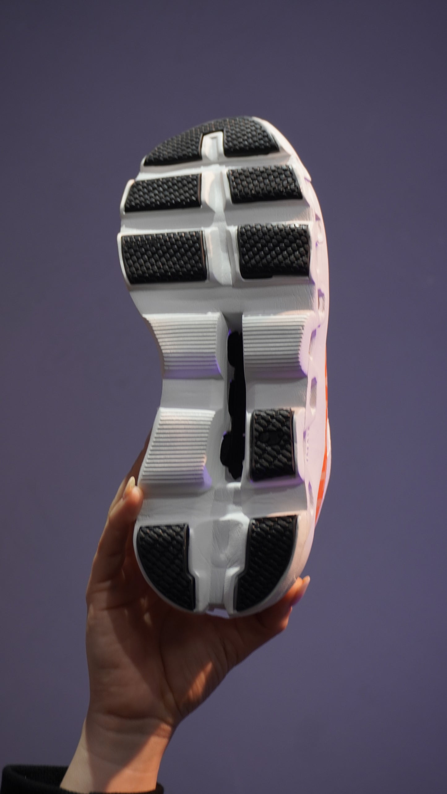 On Cloud Monster Mujer – Blanco con Naranja, Máximo Rebote y Comodidad