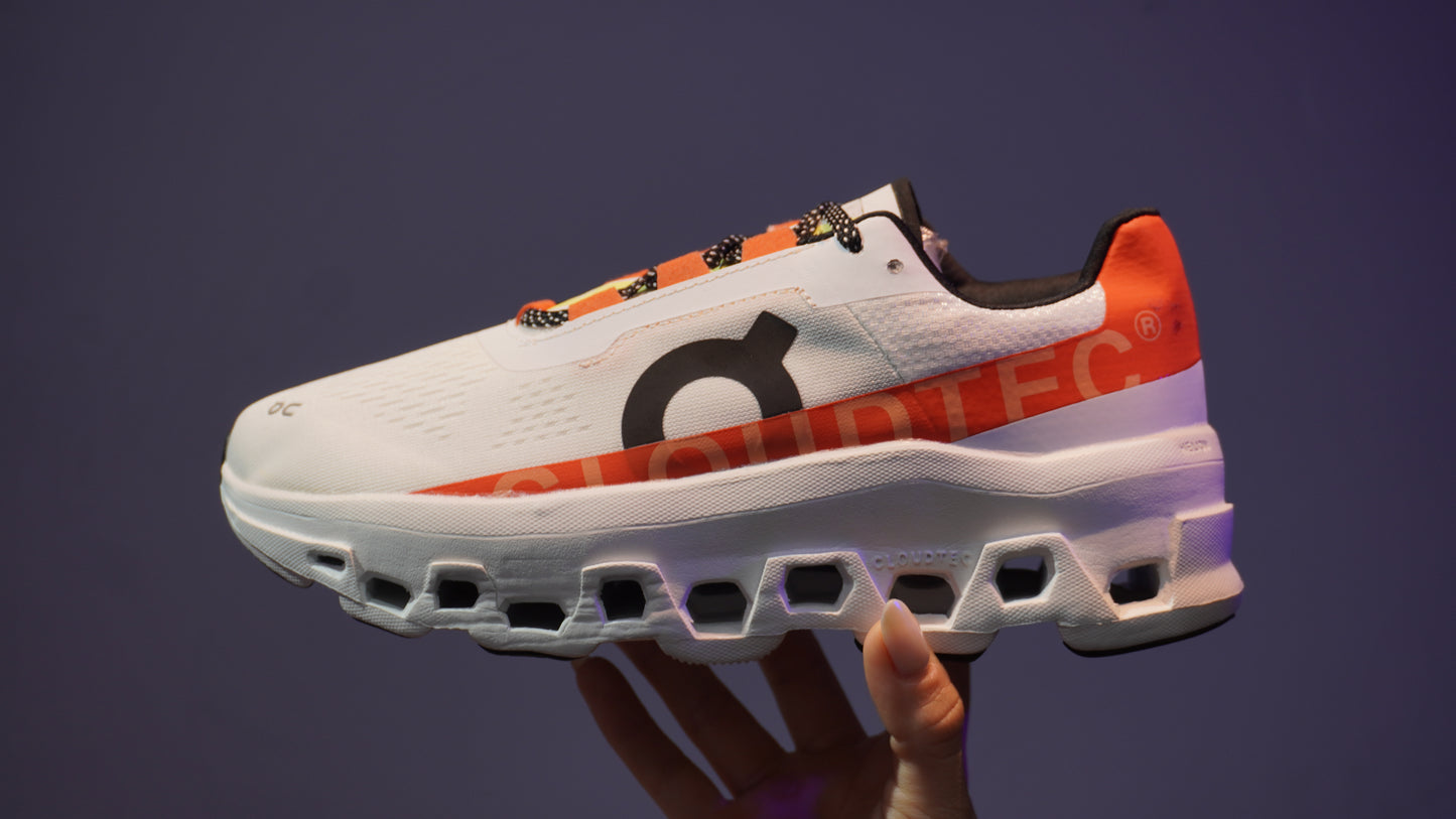 On Cloud Monster Mujer – Blanco con Naranja, Máximo Rebote y Comodidad