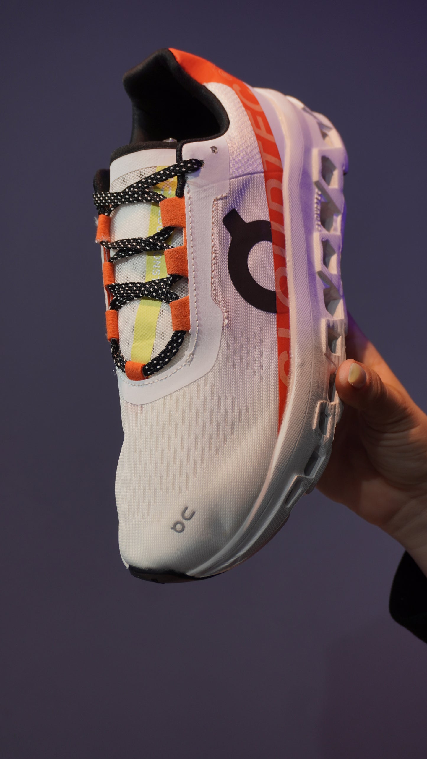 On Cloud Monster Mujer – Blanco con Naranja, Máximo Rebote y Comodidad